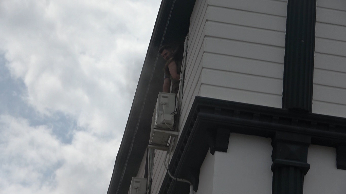 Antalya’da apartman dairesindeki yangın korkuttu: 5 kişi tedbir amaçlı hastaneye götürüldü
