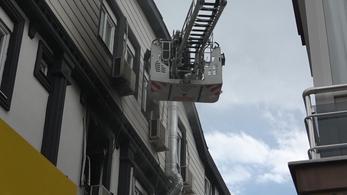 Antalya’da apartman dairesindeki yangın korkuttu: 5 kişi tedbir amaçlı hastaneye götürüldü
