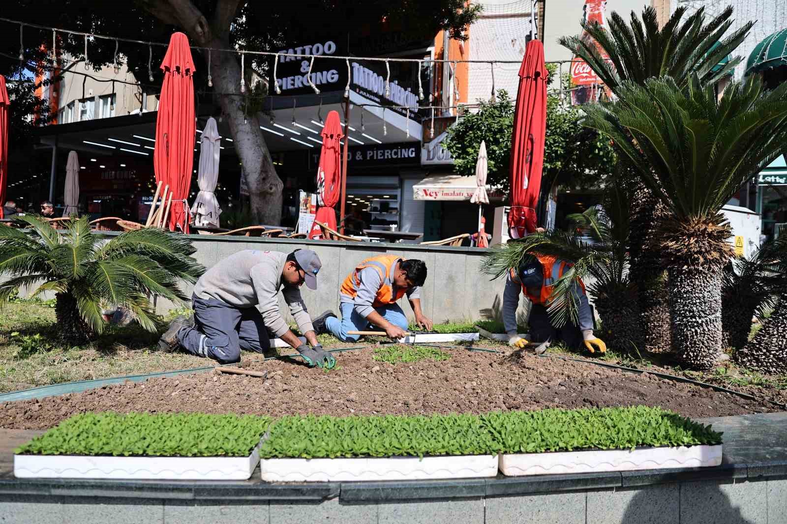 Antalya’da bahar hazırlığı: 4 milyon çiçek toprakla buluşuyor
Antalya’da bahar hazırlığı: 4 milyon çiçek toprakla buluşuyor