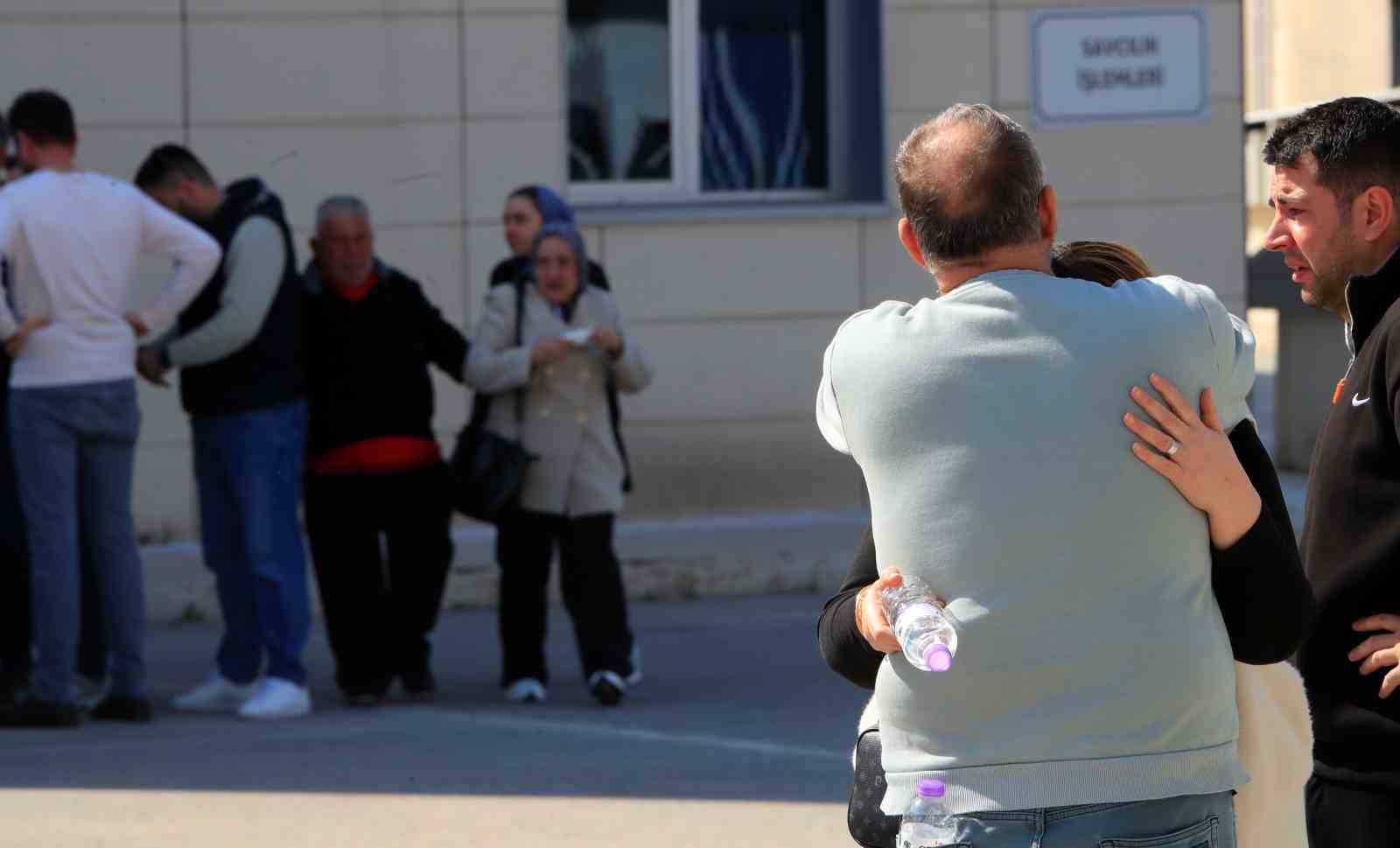 Antalya’da bariyerlere çarpan motosikletli hayatını kaybetti

