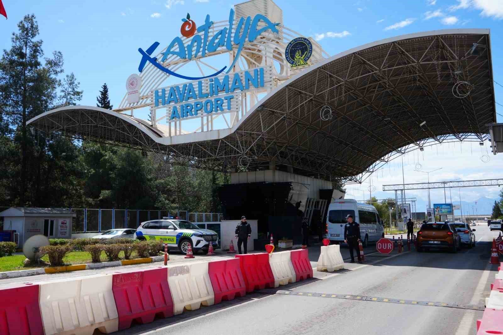 Antalya’da bayramda 43 uygulama noktasında 3 bin 217 personel görev başında
