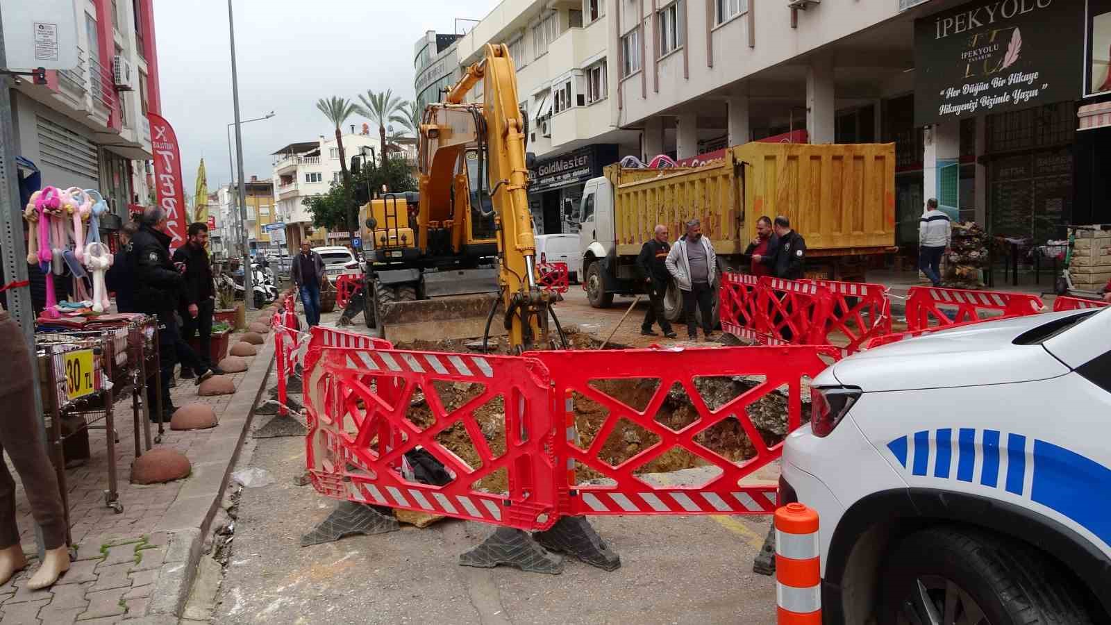 Antalya’da belediye kazısında kemik parçaları bulundu
