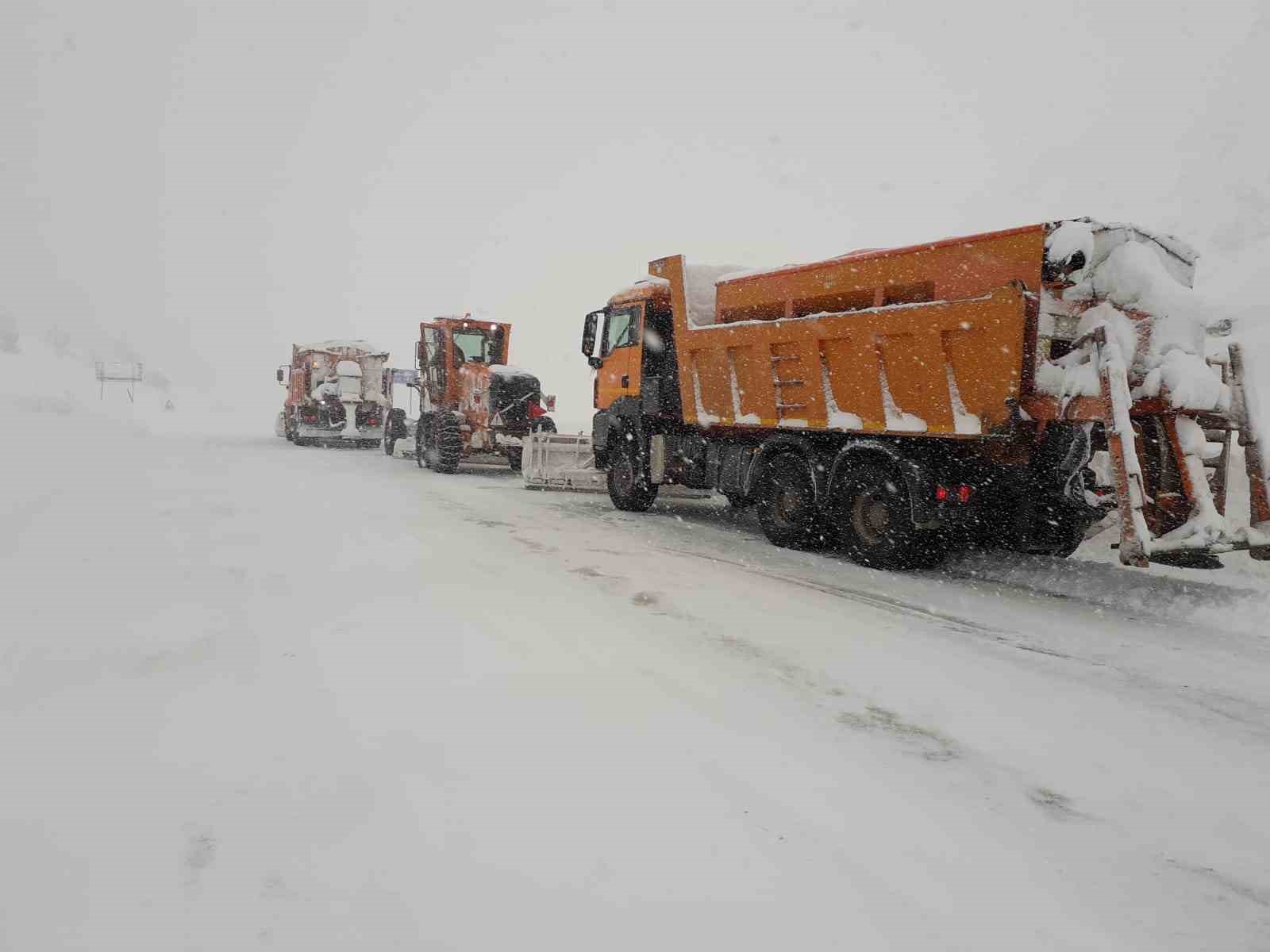 Antalya’da bin 825 rakımlı Alacabel’de kar yağışı
