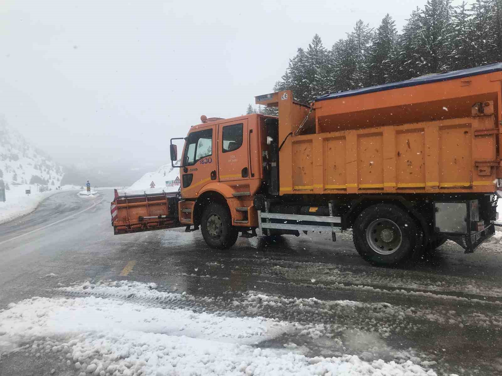 Antalya’da bin 825 rakımlı Alacabel’de kar yağışı
