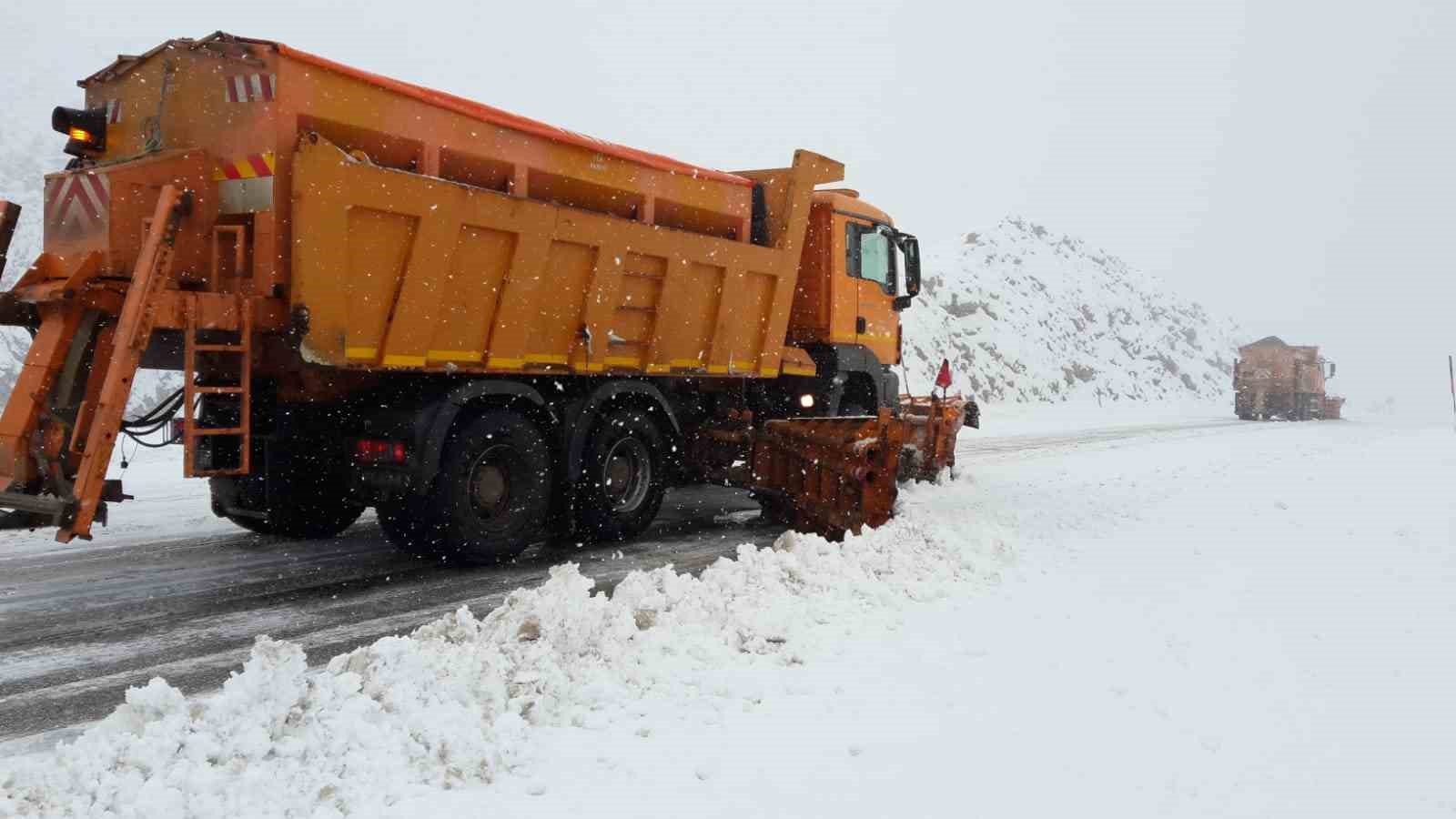 Antalya’da bin 825 rakımlı Alacabel’de kar yağışı
