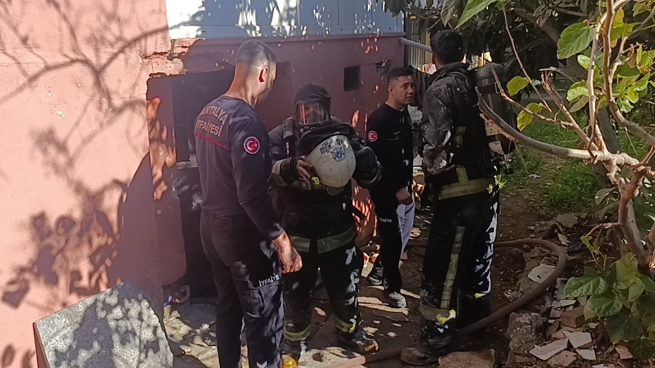 Antalya’da binanın bodrum katı çıkan yangında küle döndü
