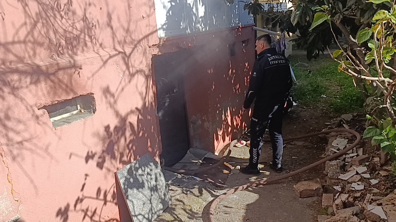Antalya’da binanın bodrum katı çıkan yangında küle döndü
