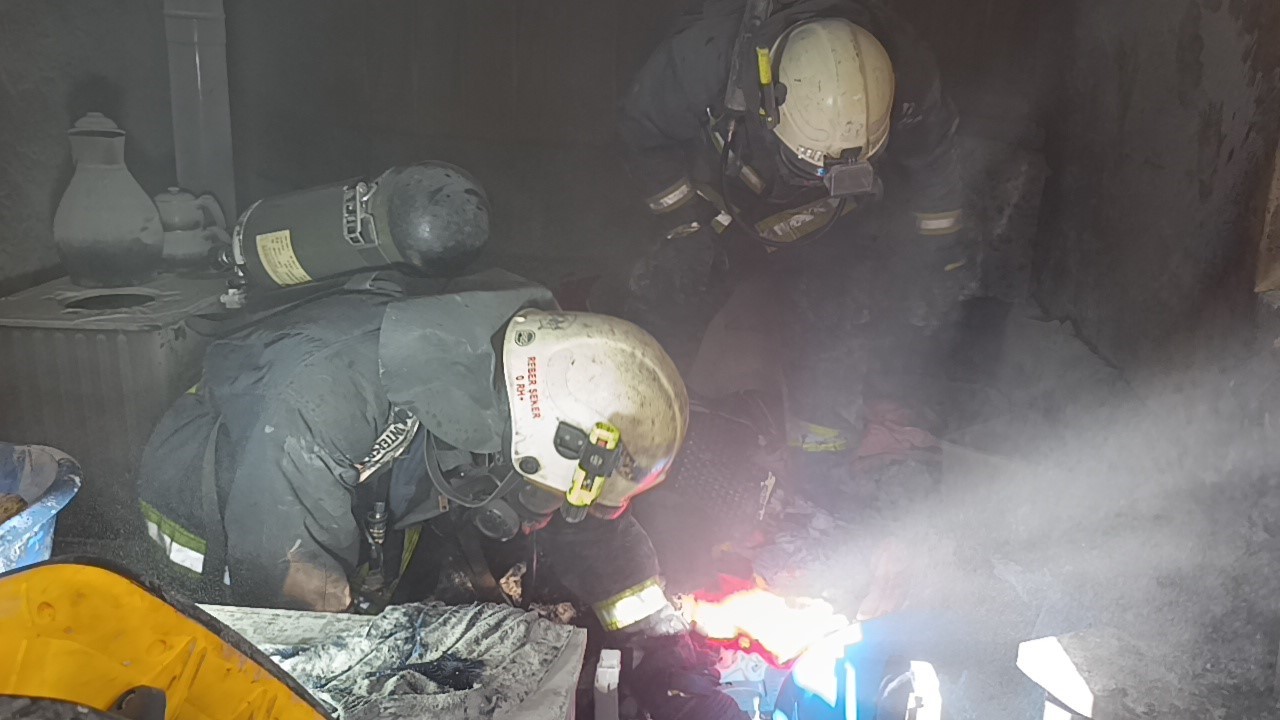 Antalya’da binanın bodrum katı çıkan yangında küle döndü
