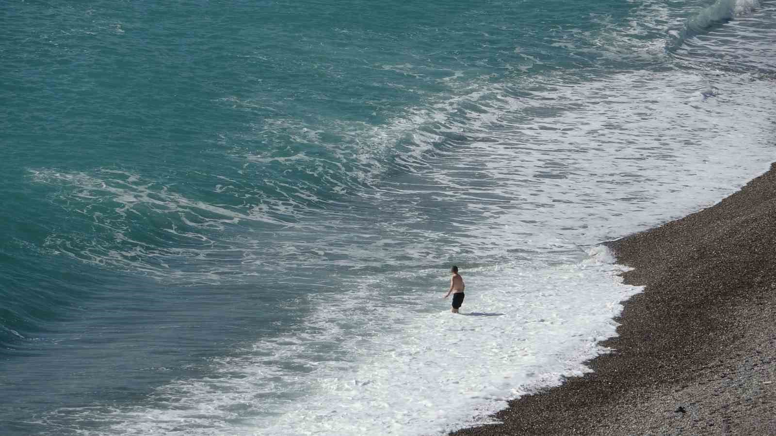 Antalya’da bir gün arayla iki mevsim: Dün sağanak ve fırtına, bugün deniz keyfi
