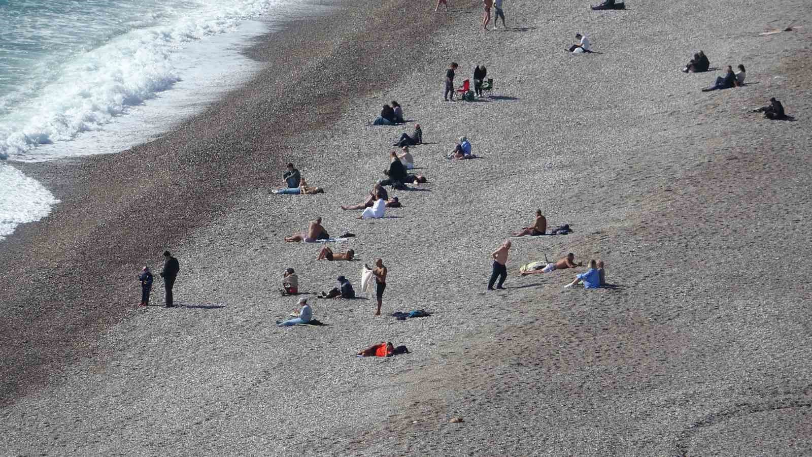 Antalya’da bir gün arayla iki mevsim: Dün sağanak ve fırtına, bugün deniz keyfi
