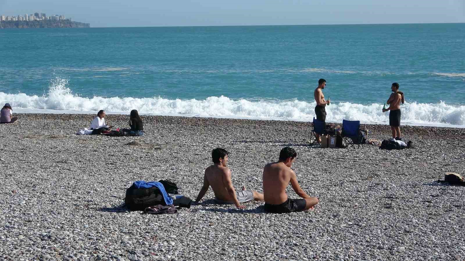 Antalya’da bir gün arayla iki mevsim: Dün sağanak ve fırtına, bugün deniz keyfi

