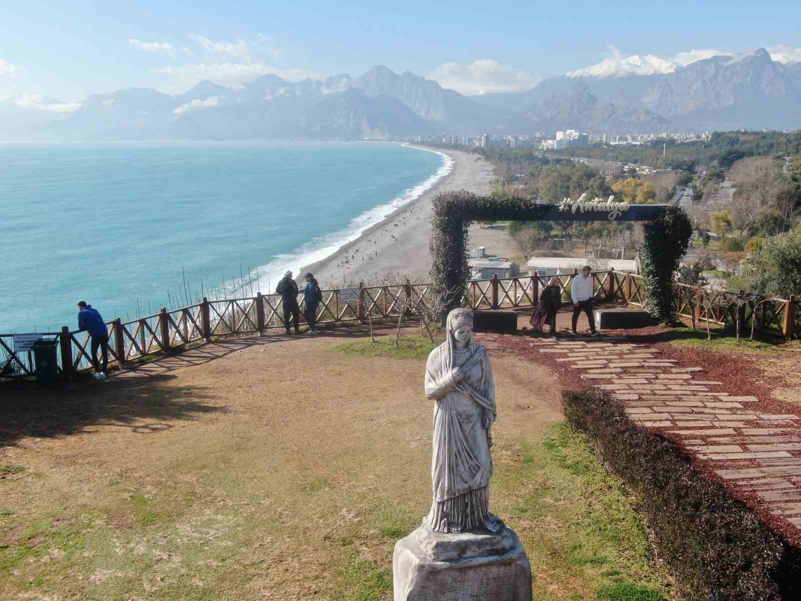Antalya’da bir gün arayla iki mevsim: Dün sağanak ve fırtına, bugün deniz keyfi
