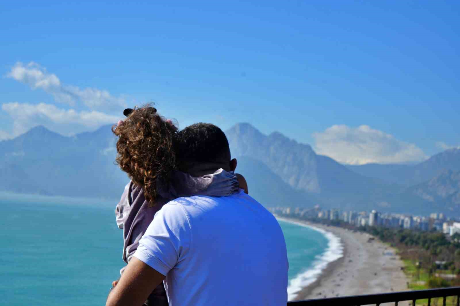 Antalya’da bir gün arayla iki mevsim: Dün sağanak ve fırtına, bugün deniz keyfi
