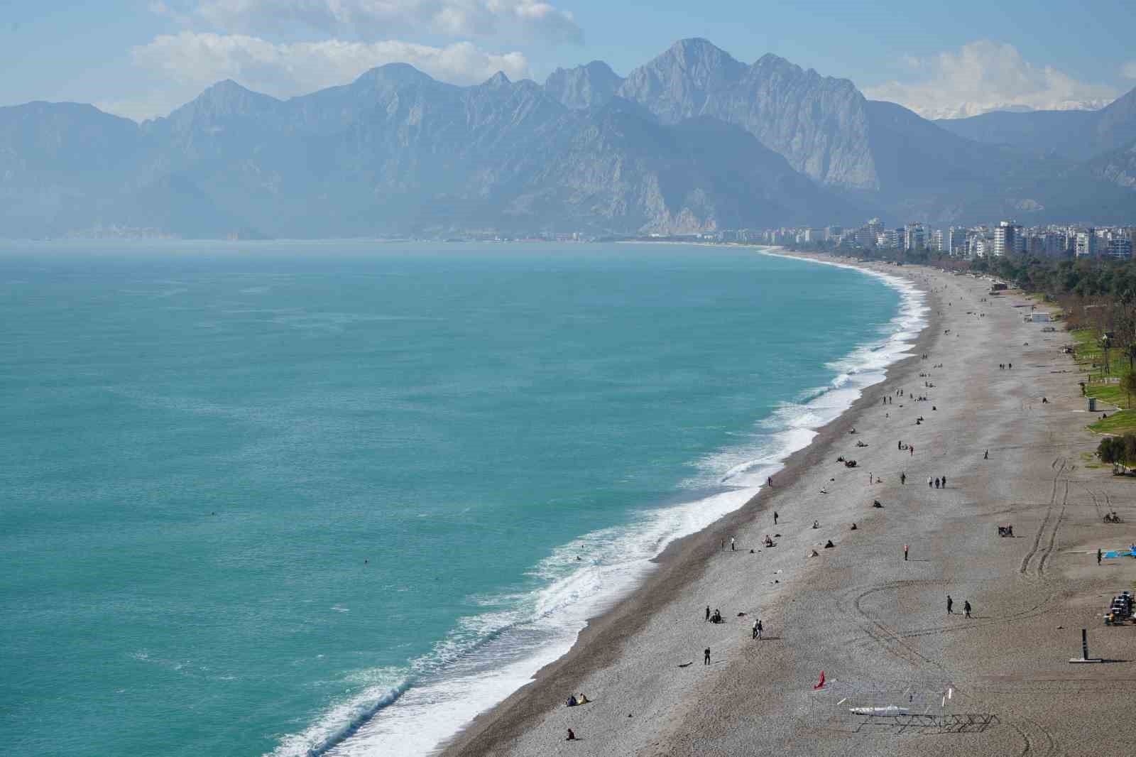 Antalya’da bir gün arayla iki mevsim: Dün sağanak ve fırtına, bugün deniz keyfi
