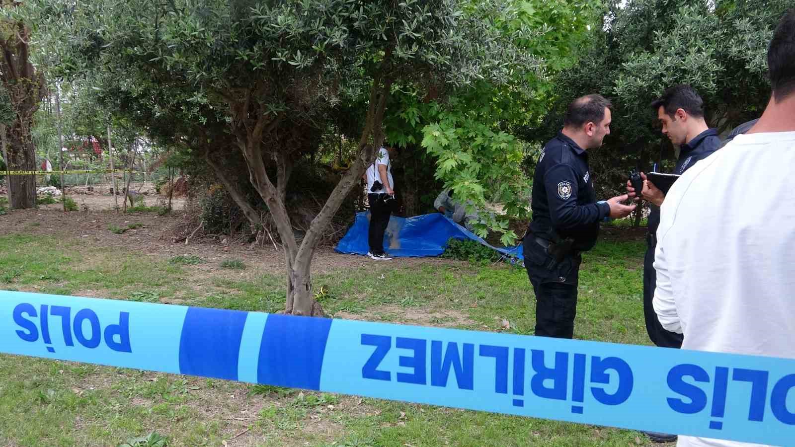 Antalya’da bir kişi ağaçlık alanda ölü bulundu
