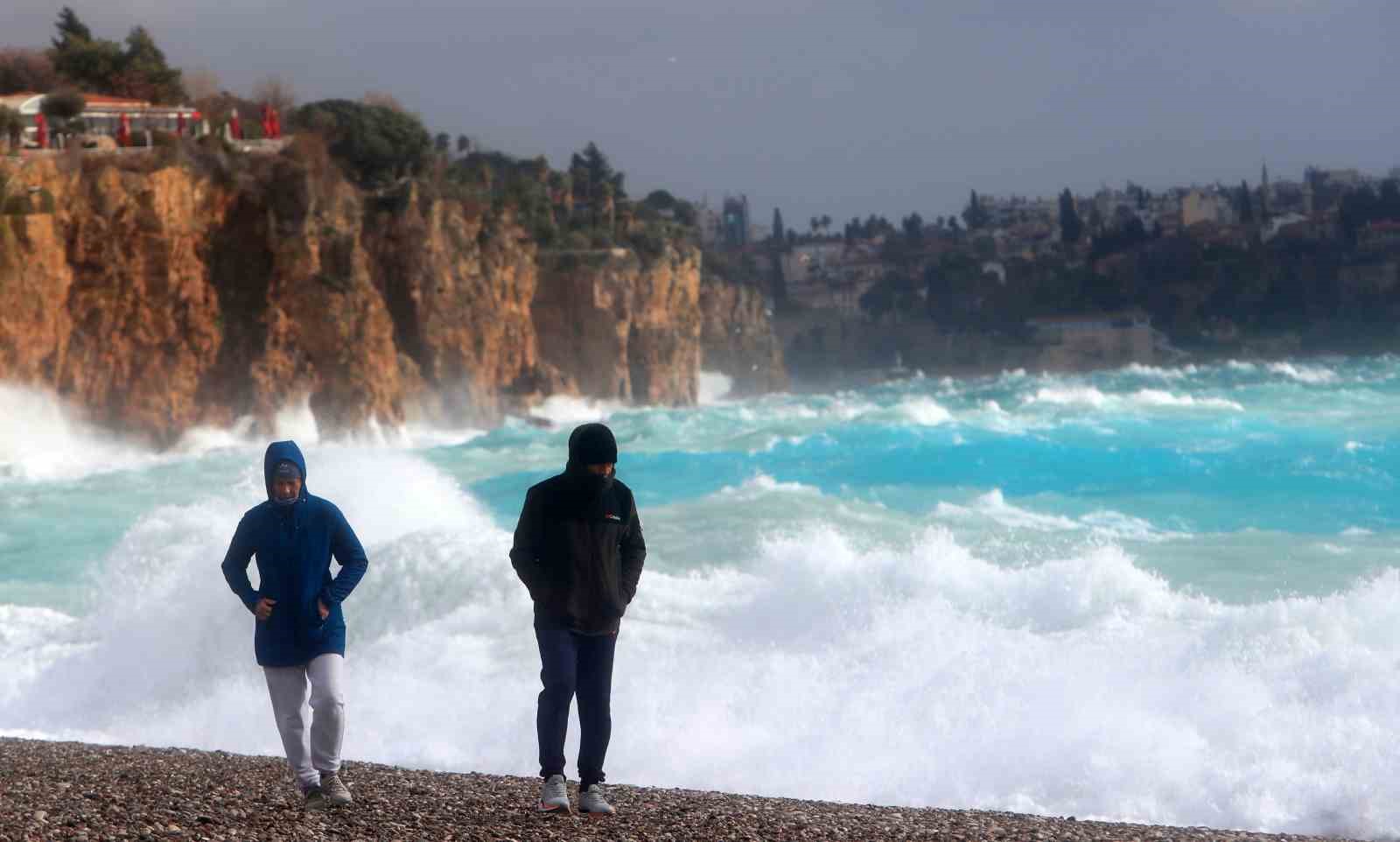 Antalya’da çatı uçtu, aracın üzerine tabela devrildi, elektrik telleri koptu
