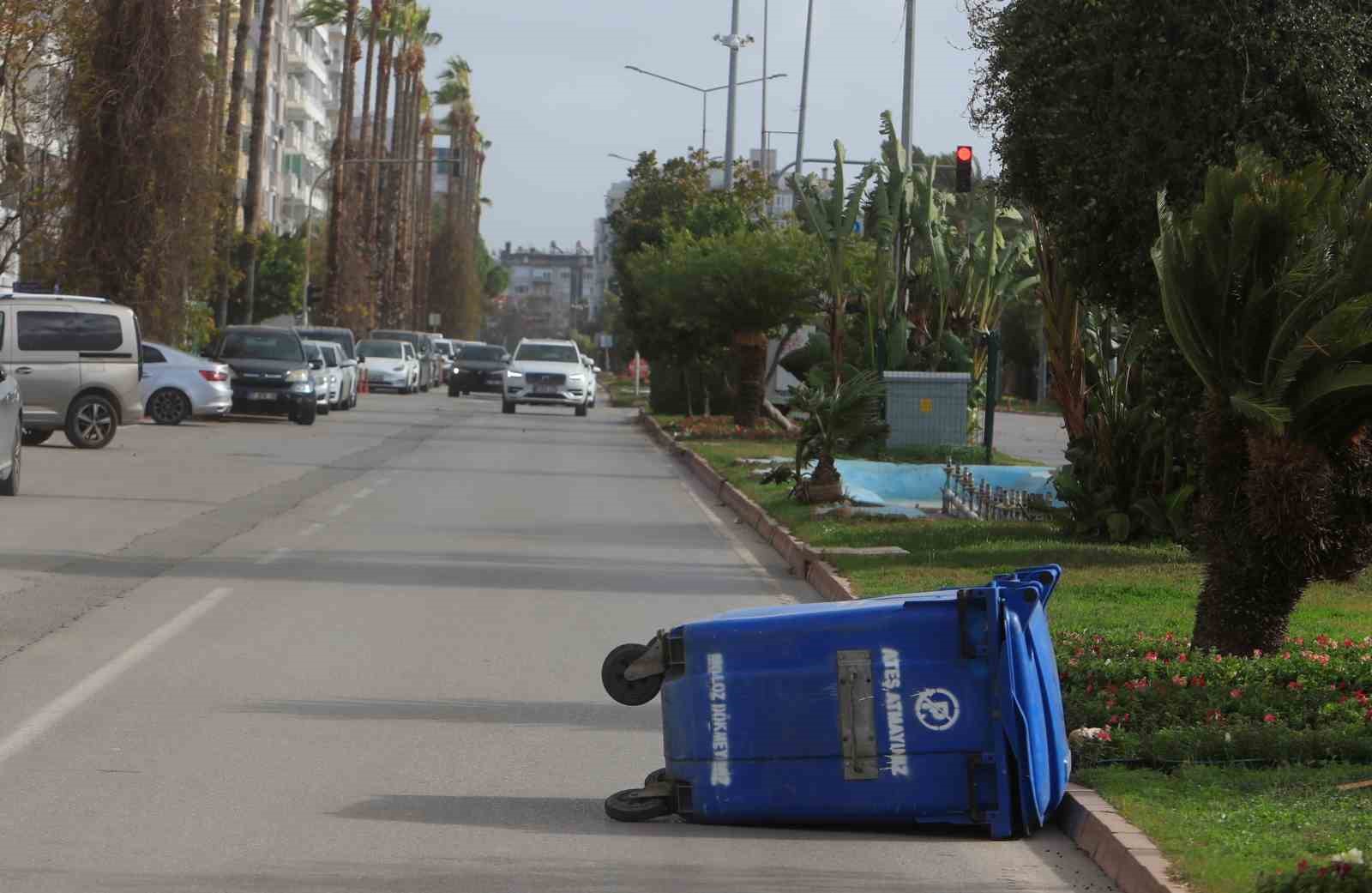 Antalya’da çatı uçtu, aracın üzerine tabela devrildi, elektrik telleri koptu
