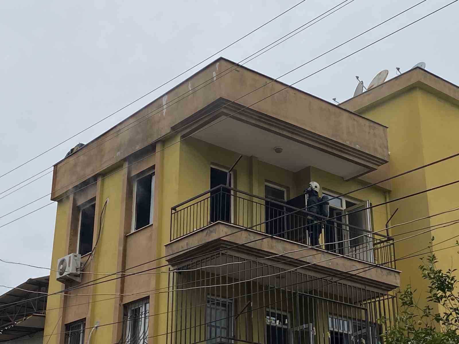 Antalya’da dairede çıkan yangın korkuttu
