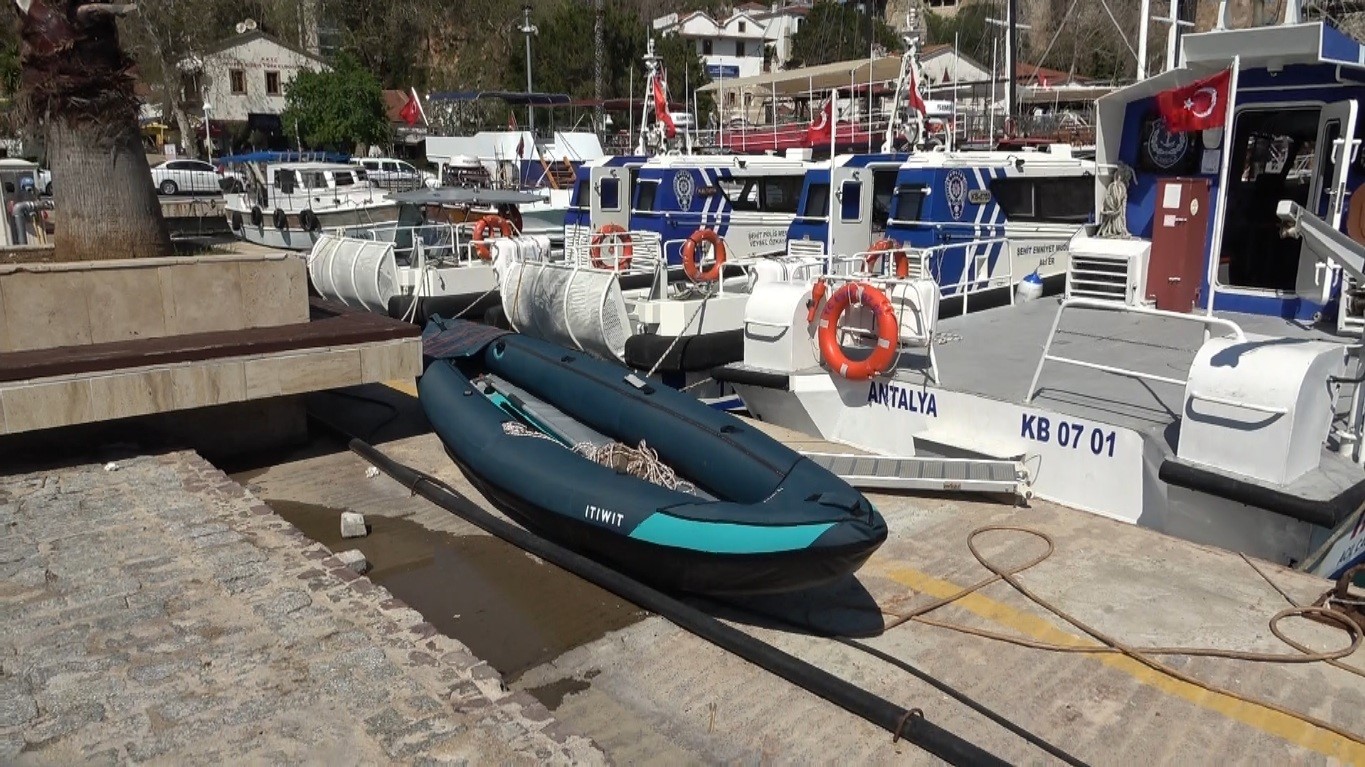 Antalya’da denize açıldığı kano devrildi, suda 3 saat kurtarılmayı beklerken imdadına deniz polisi yetişti
