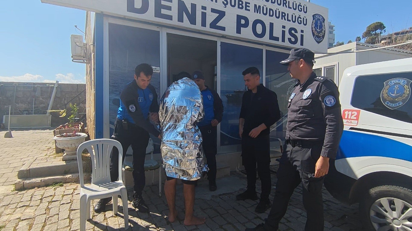 Antalya’da denize açıldığı kano devrildi, suda 3 saat kurtarılmayı beklerken imdadına deniz polisi yetişti
