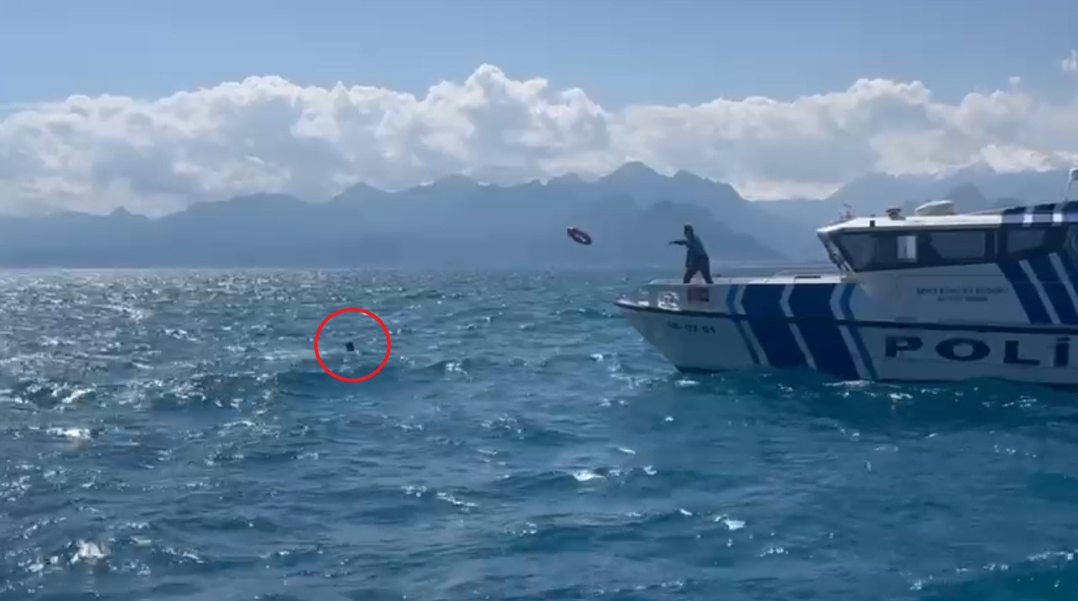 Antalya’da denize açıldığı kano devrildi, suda 3 saat kurtarılmayı beklerken imdadına deniz polisi yetişti
