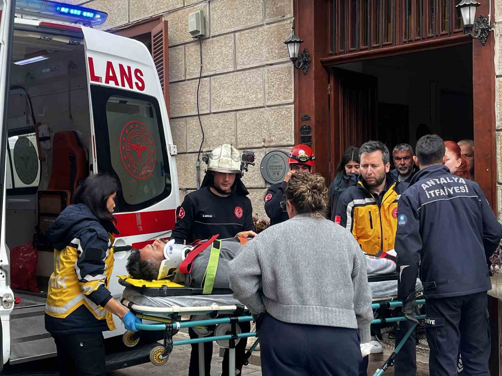 Antalya’da depoya inmek isterken düşen genç yaralandı
