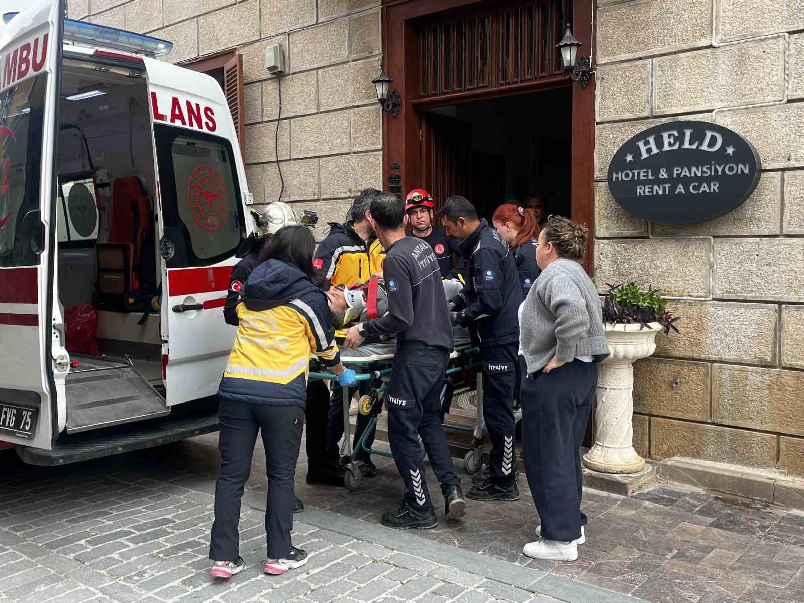 Antalya’da depoya inmek isterken düşen genç yaralandı
