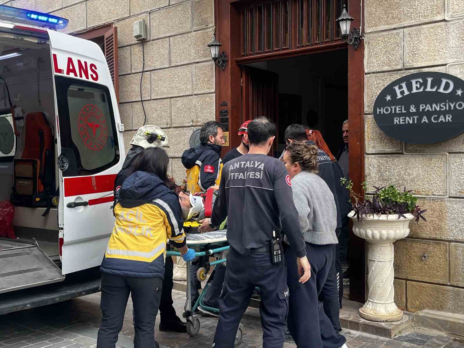 Antalya’da depoya inmek isterken düşen genç yaralandı
