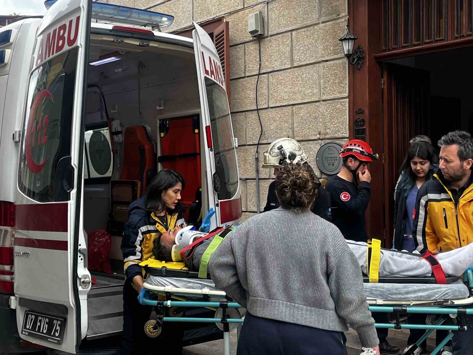 Antalya’da depoya inmek isterken düşen genç yaralandı
