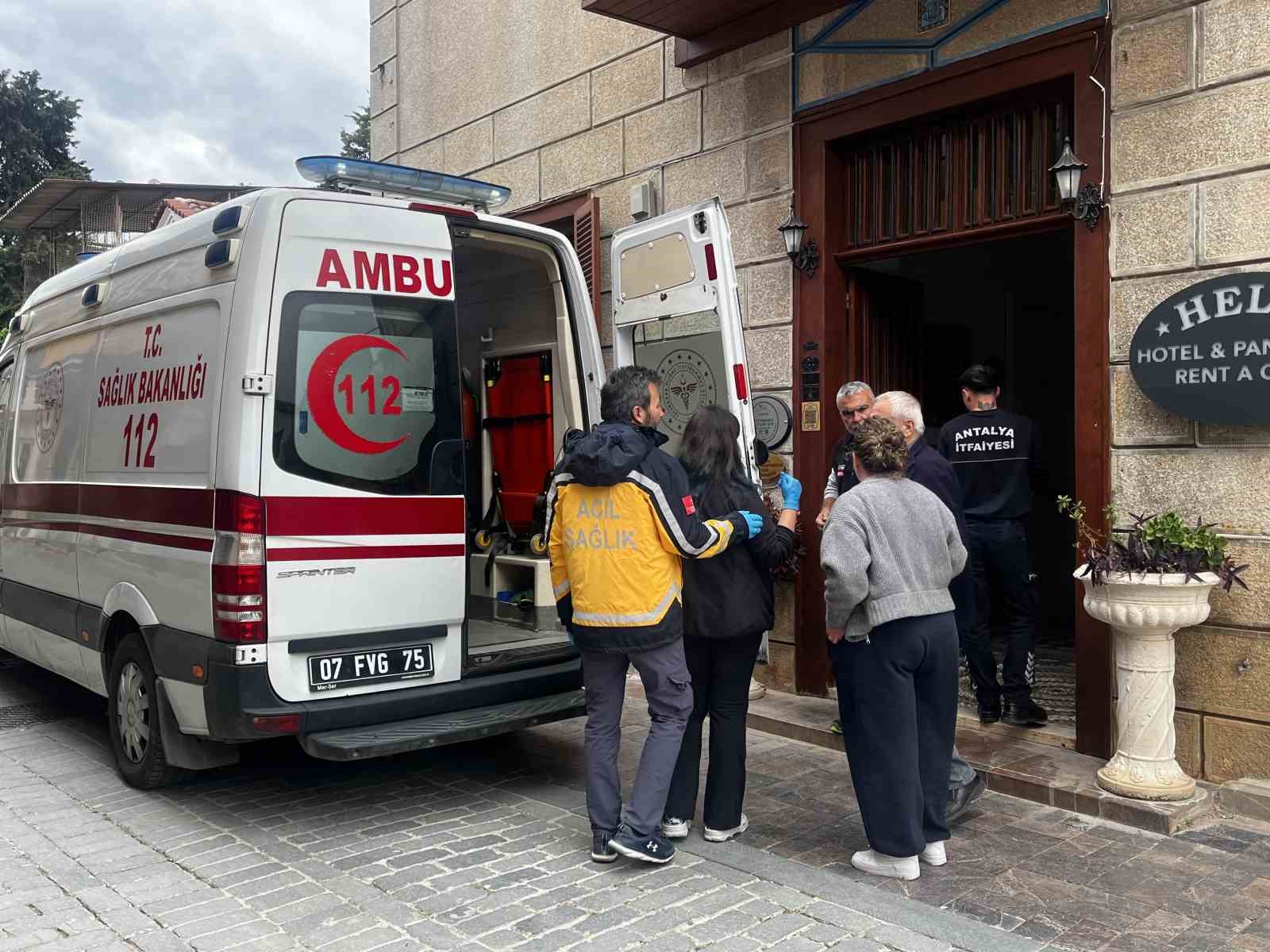 Antalya’da depoya inmek isterken düşen genç yaralandı
