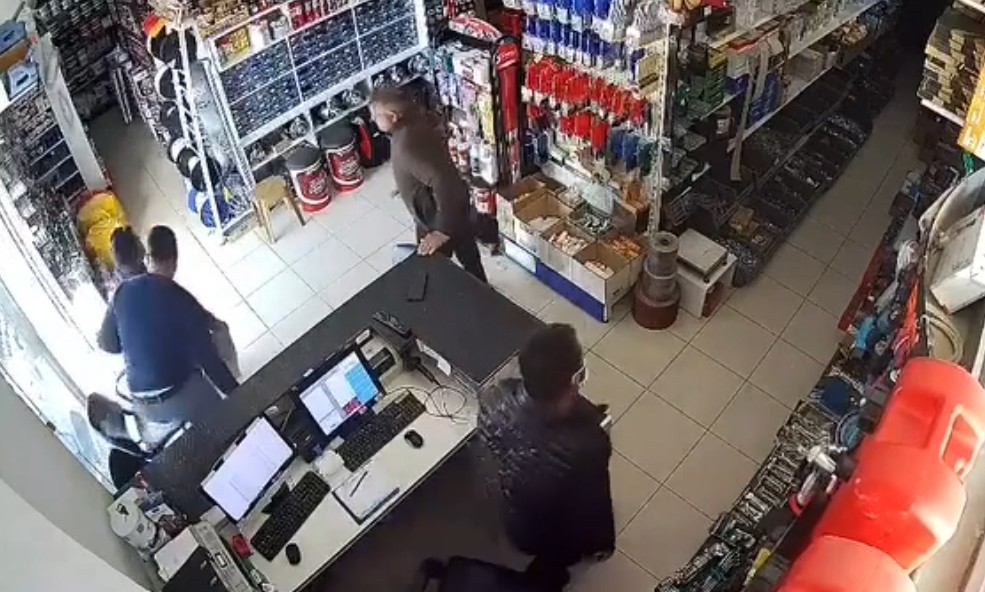 Antalya’da depremi fark edince sokağa fırladılar
