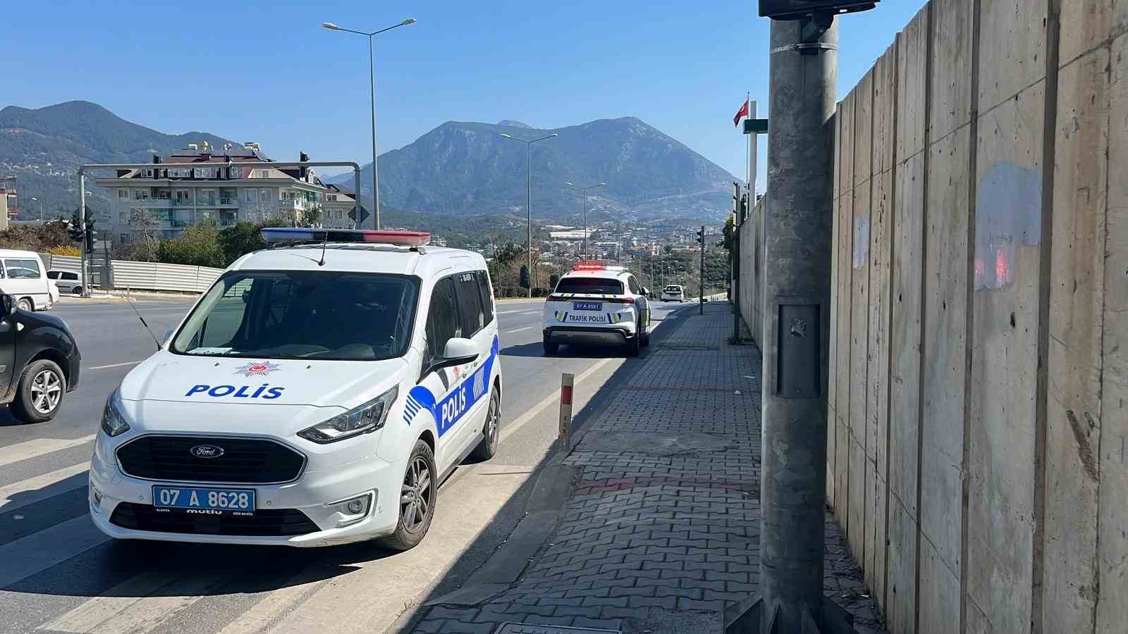 Antalya’da ehliyetsiz sürücü ortalığı birbirine kattı: 357 bin lira ceza yedi
