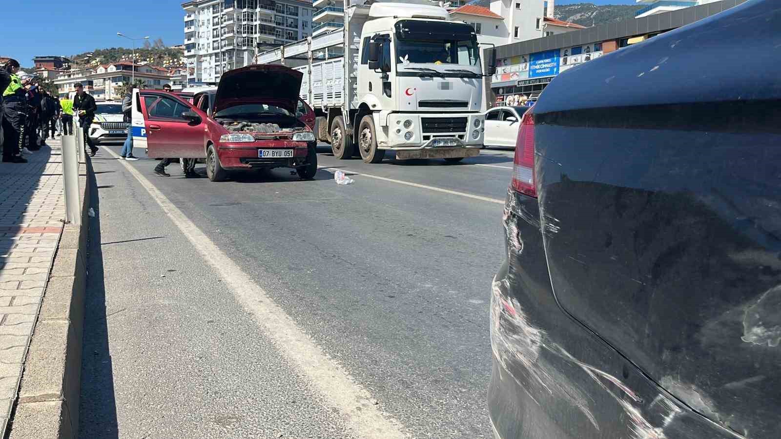 Antalya’da ehliyetsiz sürücü ortalığı birbirine kattı: 357 bin lira ceza yedi
