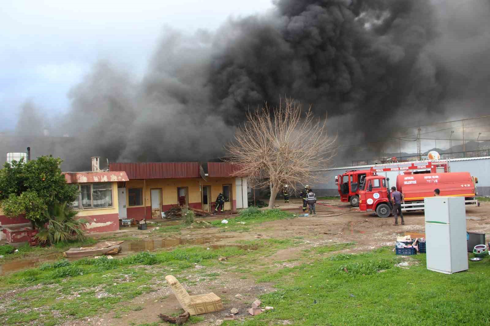 Antalya’da ekmek fırını olarak kullanılan müstakil yapı alev alev yandı
