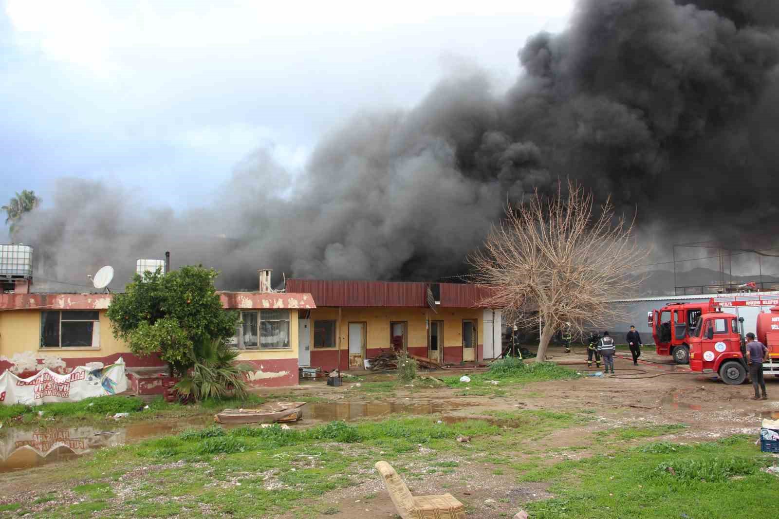 Antalya’da ekmek fırını olarak kullanılan müstakil yapı alev alev yandı
