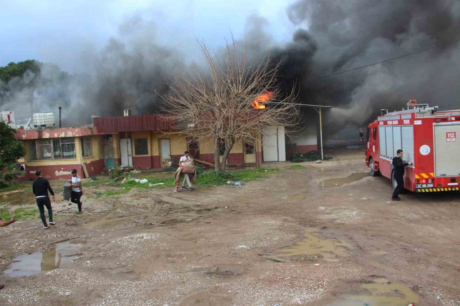 Antalya’da ekmek fırını olarak kullanılan müstakil yapı alev alev yandı
