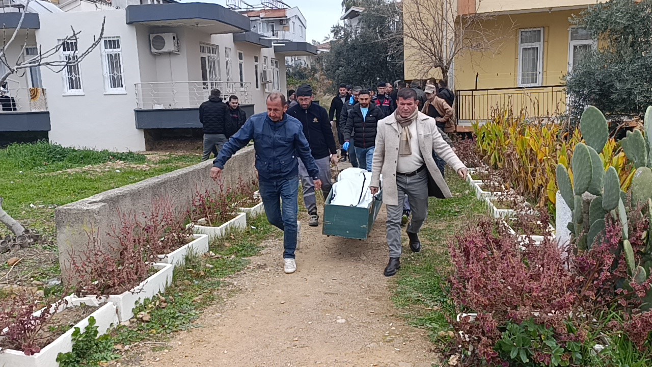 Antalya’da evinde karnından vurulmuş halde ölü bulundu
Antalya’da evinde karnından vurulmuş halde ölü bulundu