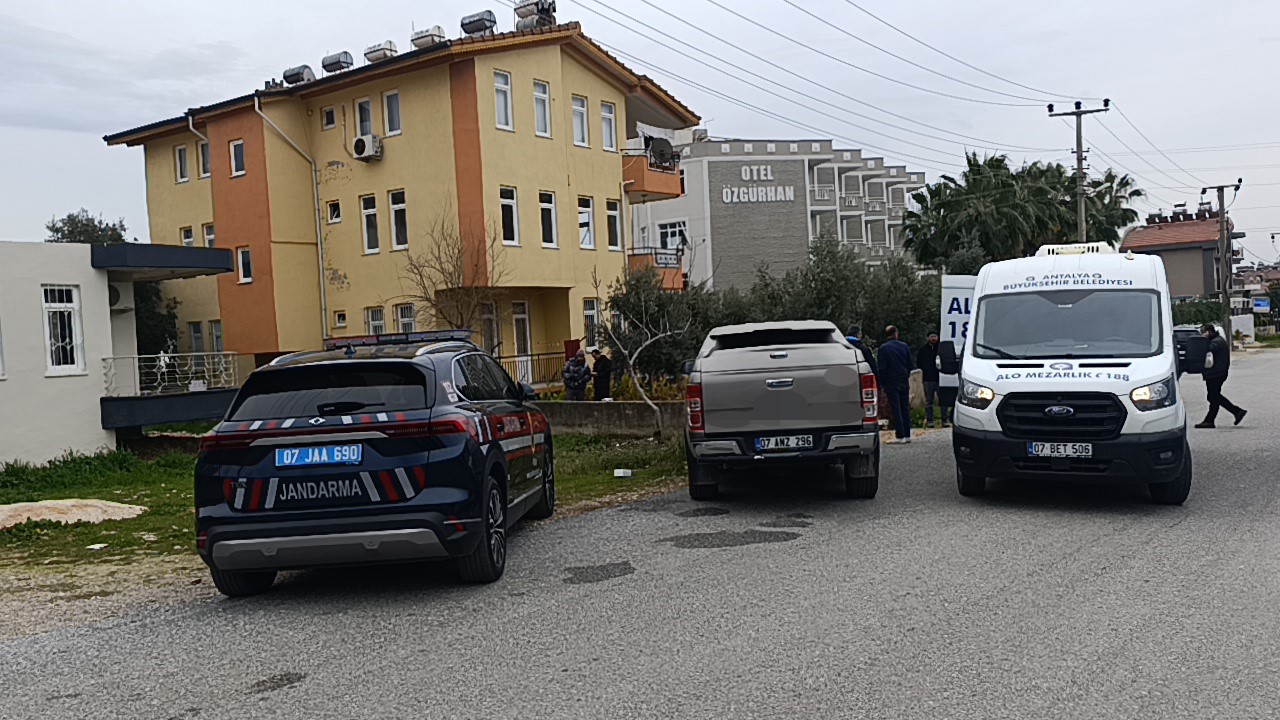 Antalya’da evinde karnından vurulmuş halde ölü bulundu
Antalya’da evinde karnından vurulmuş halde ölü bulundu