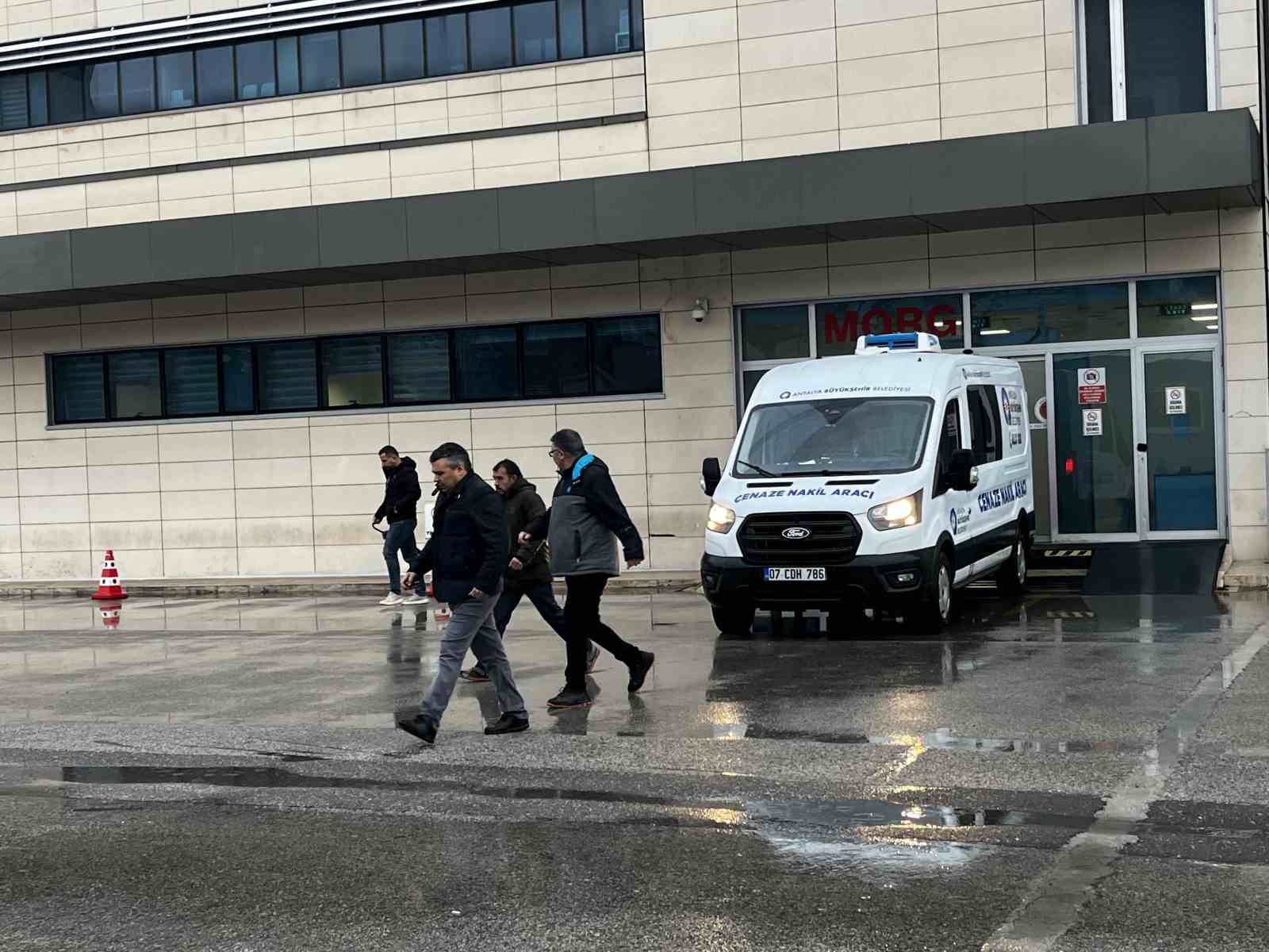 Antalya’da evinde silahla vurulmuş halde ölü bulunan kişinin cenazesi teslim alındı
