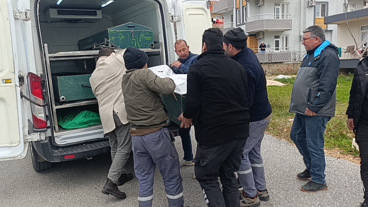 Antalya’da evinde silahla vurulmuş halde ölü bulunan kişinin cenazesi teslim alındı

