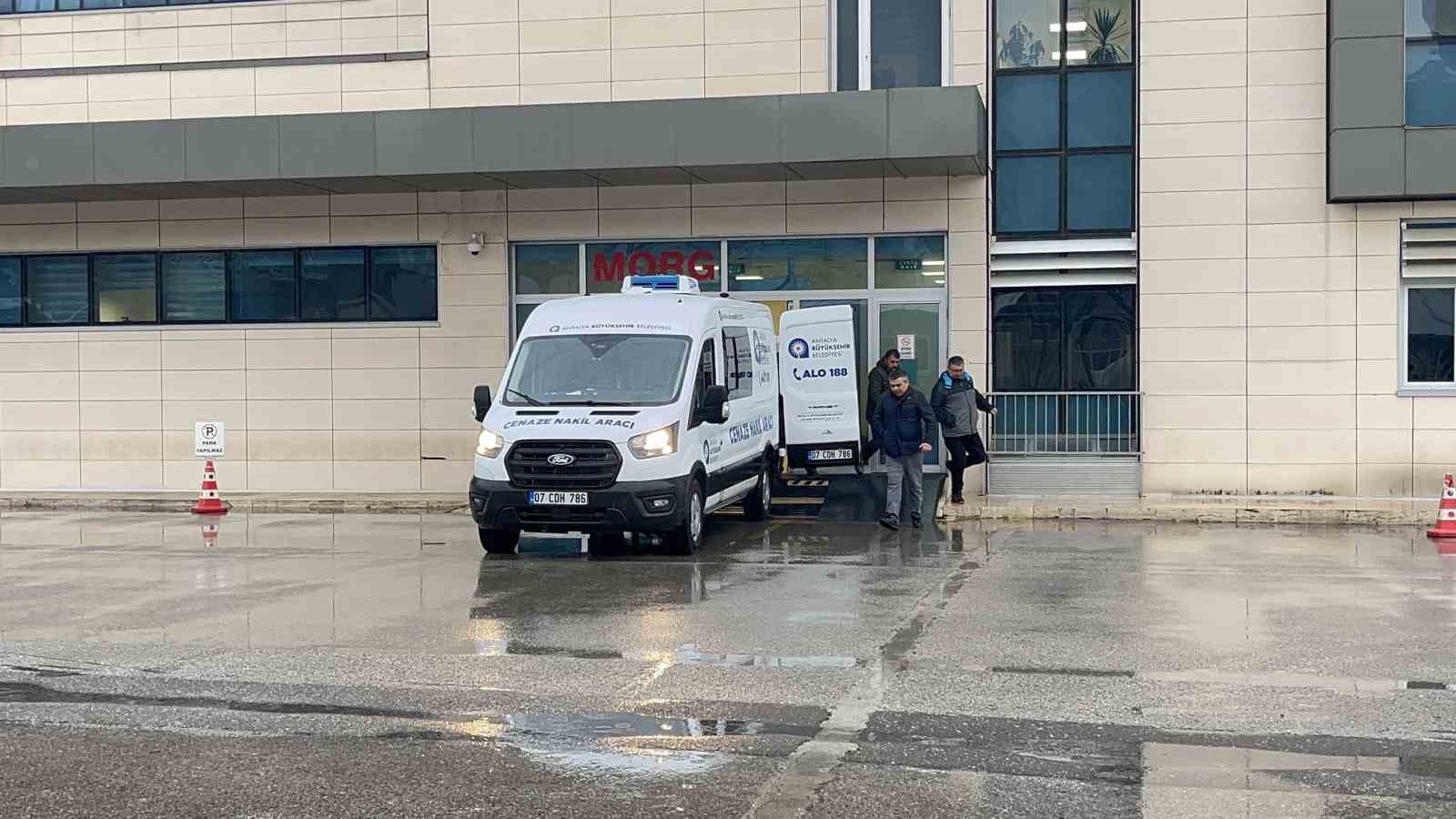 Antalya’da evinde silahla vurulmuş halde ölü bulunan kişinin cenazesi teslim alındı
