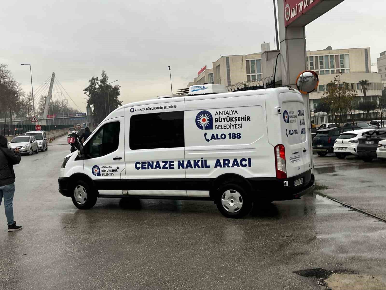 Antalya’da evinde silahla vurulmuş halde ölü bulunan kişinin cenazesi teslim alındı
