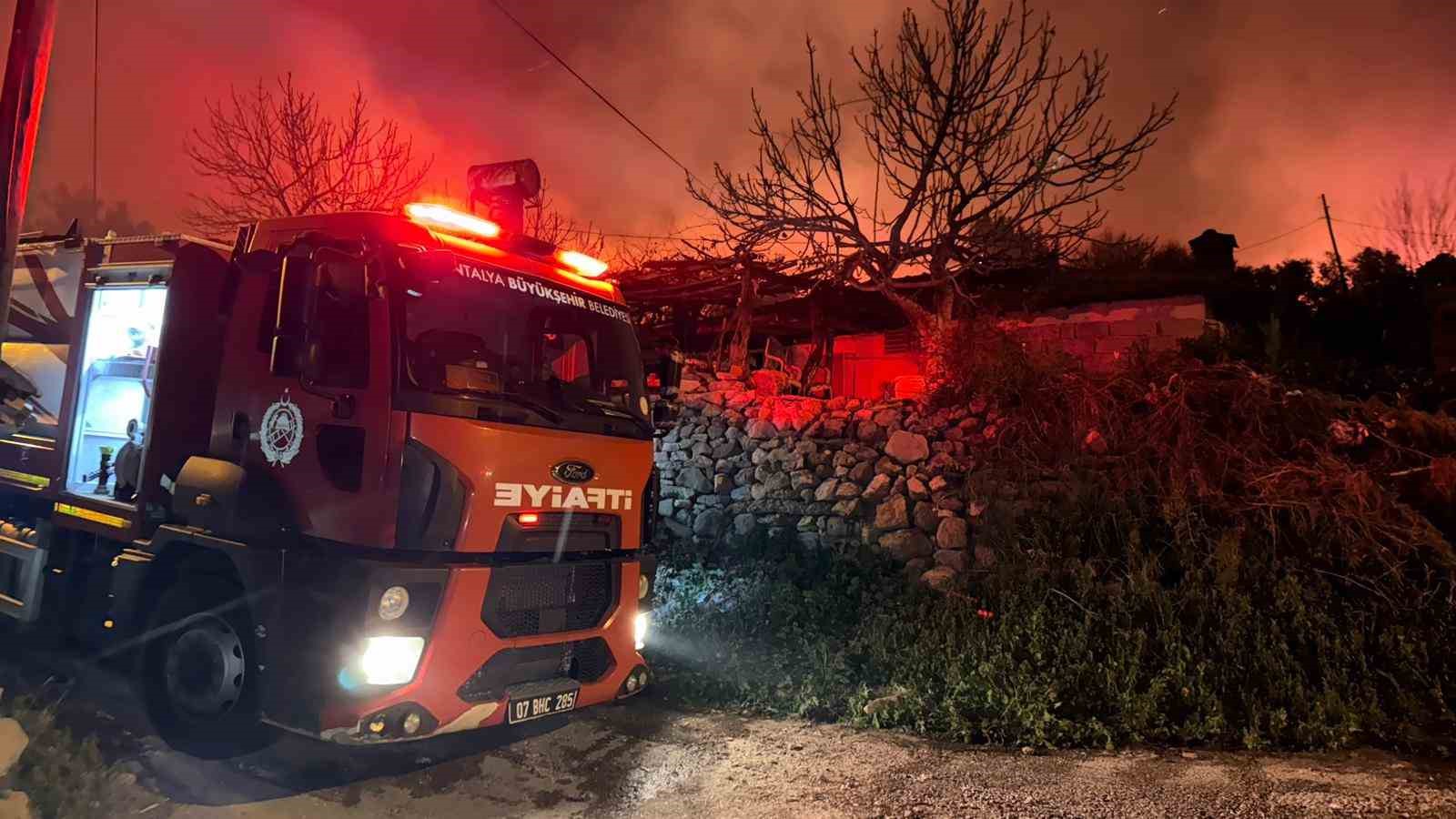Antalya’da evleri tehdit eden orman yangını kontrol altına alındı
