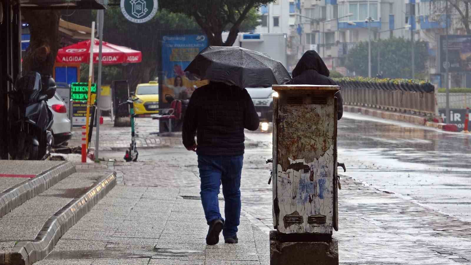 Antalya’da gece başlayıp sabah saatlerine kadar etkili olan sağanak etkisini yitirdi
