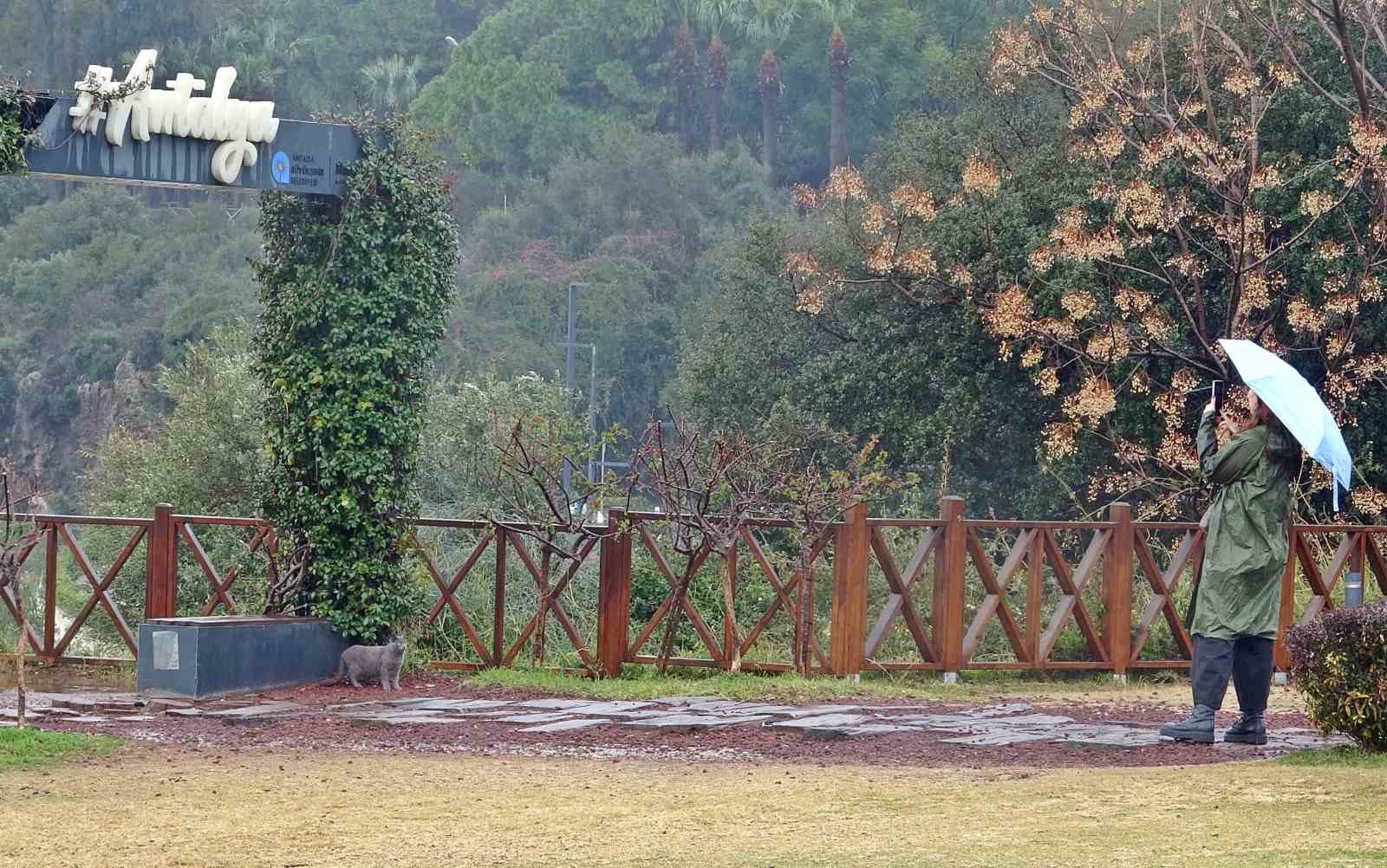 Antalya’da gece başlayıp sabah saatlerine kadar etkili olan sağanak etkisini yitirdi
