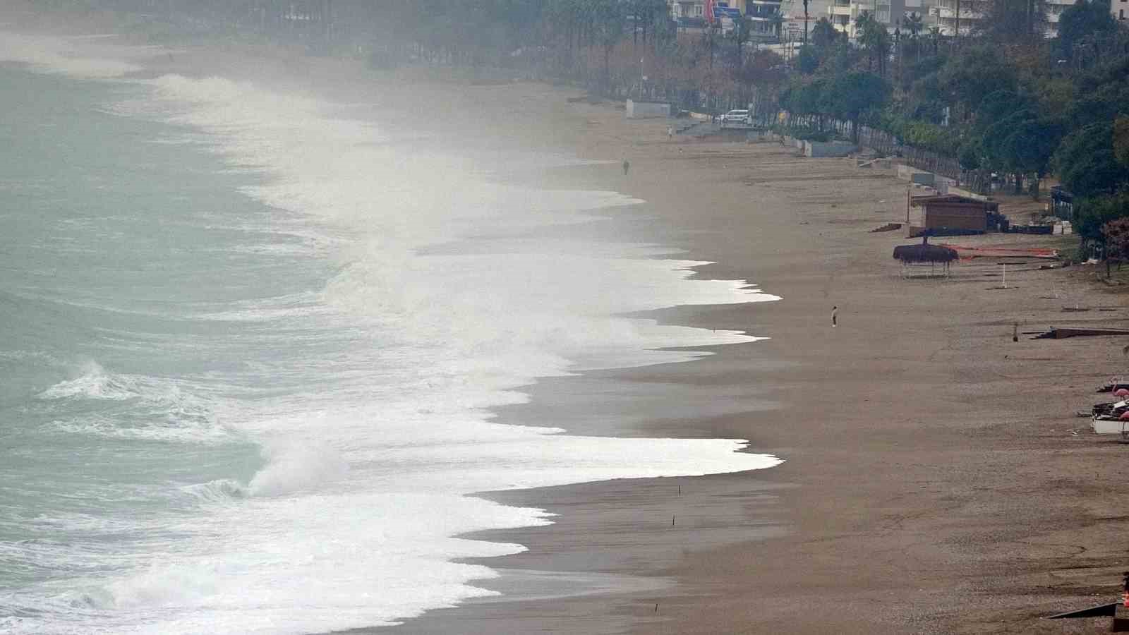 Antalya’da gece başlayıp sabah saatlerine kadar etkili olan sağanak etkisini yitirdi
