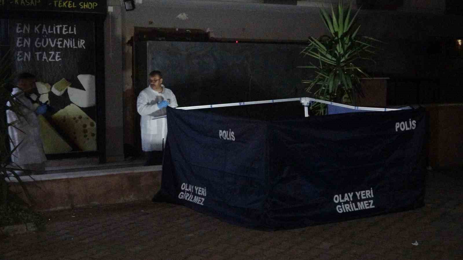 Antalya’da genç adam kaldırımda ölü bulundu
