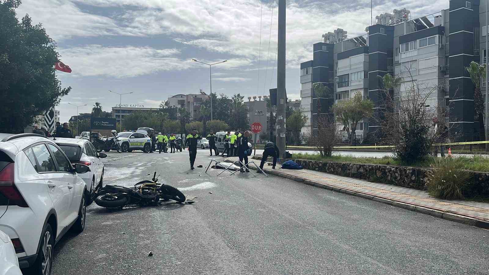 Antalya’da hafif ticari araç motosikletle çarpıştı: 1 ölü
