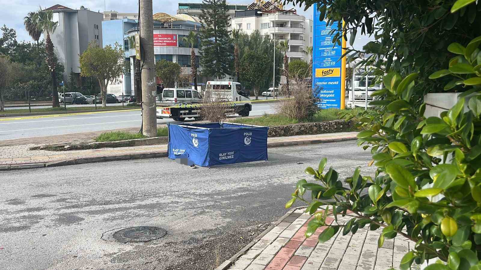 Antalya’da hafif ticari araç motosikletle çarpıştı: 1 ölü
