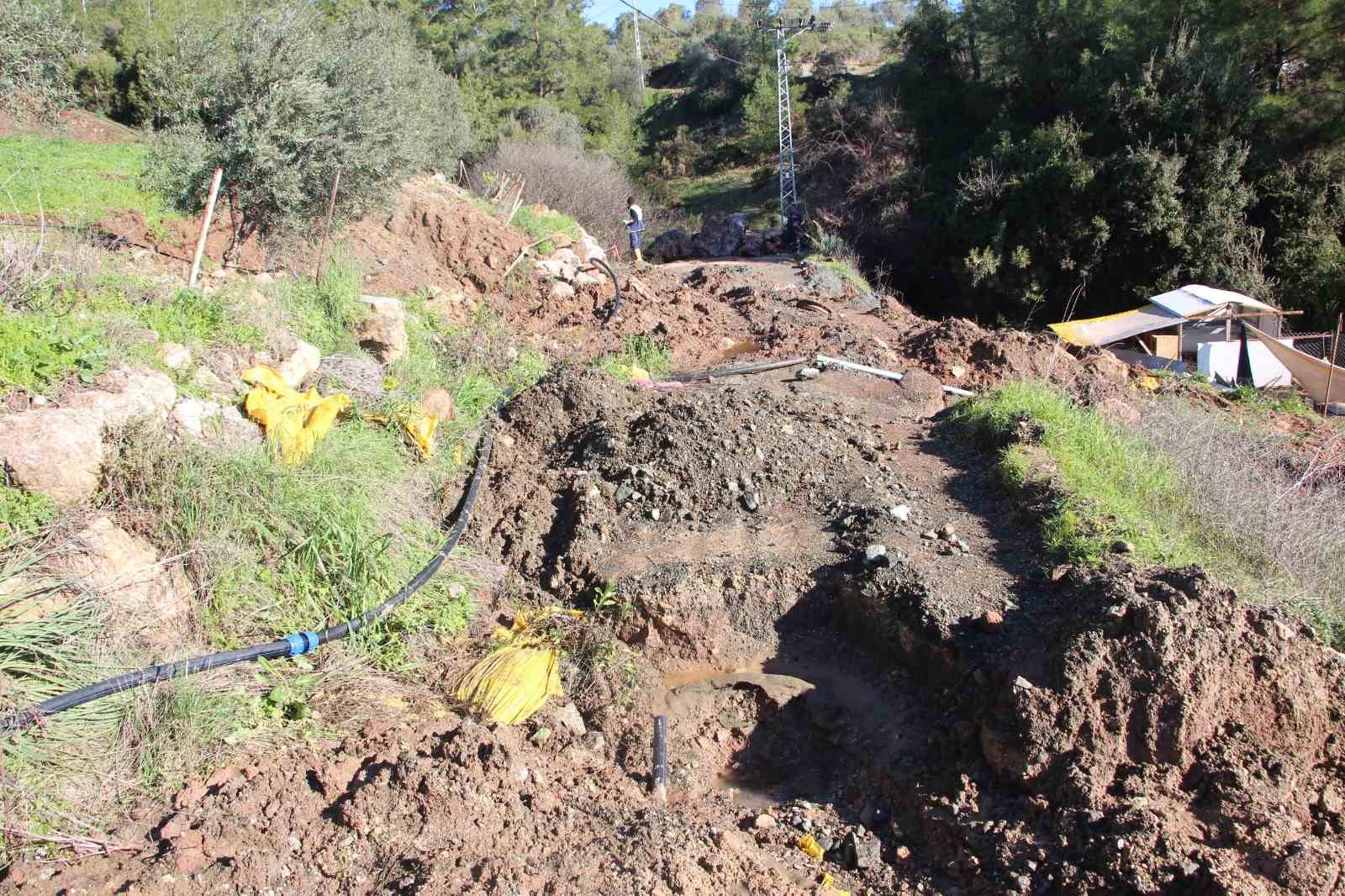 Antalya’da heyelan evlerin duvarlarını çatlattı, seralara dev kayalar düştü
